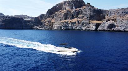 Private tour in Lindos Acropolis and St Pauls Bay with a Sea Ray Sundeck 260 motorboat