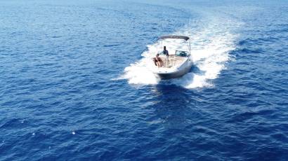 High-speed private tour in Rhodes on a Sea Ray Sundeck 260 motorboat